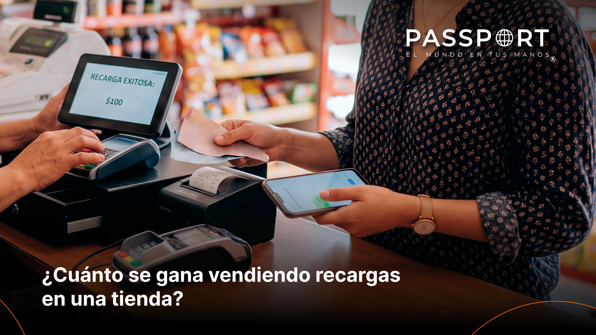 Dueño de tienda de abarrotes en México revisando su celular Android después de procesar una recarga en el mostrador.